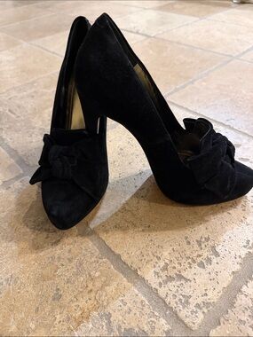 BCBG Black Suede Pointed Toe Bow Pumps with Gold Insole size 10- new
